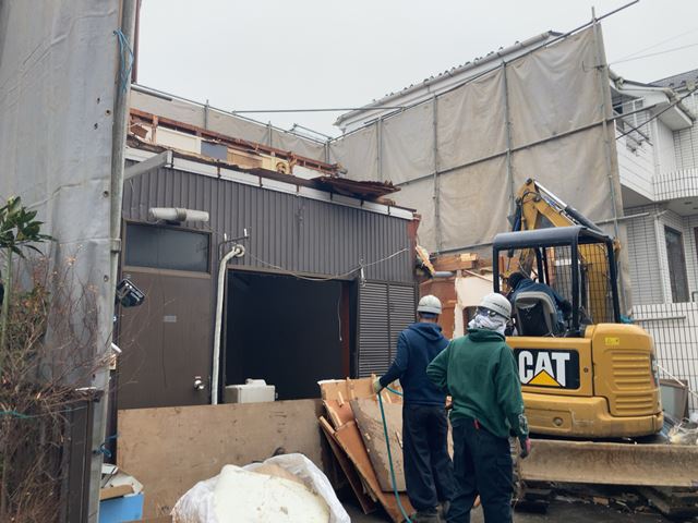 神奈川県川崎市幸区東小倉の木造2階建て家屋解体工事中の様子です。